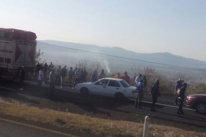 Los normalistas obligaron a los pasajeros a bajar de los autobuses para retenerlos junto con los chóferes. (ESPECIAL) 