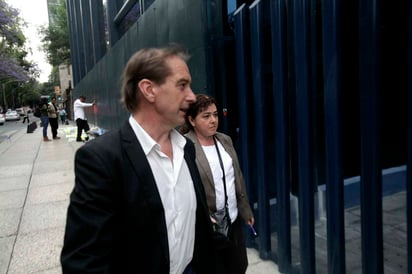 Apoyados. Carlos Beristáin y Claudia Paz, miembros del Grupo Interdisciplinario de Expertos Independientes se reunieron el lunes pasado con las autoridades en las instalaciones de la PGR.