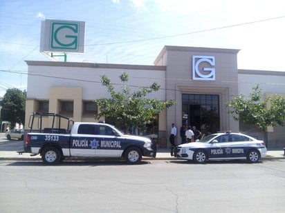 Reacción. Agentes municipales llegaron al lugar de los hechos.