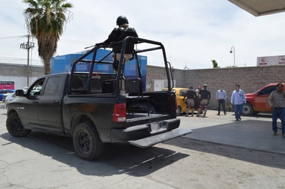 Acuden. Diversas corporaciones de Seguridad acudieron hasta el negocio para tomar reporte de los hechos. (EL SIGLO DE TORREÓN)