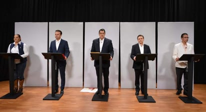 Quienes participaron
en el debate son: Esteban
Villegas, por la coalición PRI, PVEM, Partido Duranguense y Nueva Alianza; José Rosas Aispuro por el PAN-PRD; Alejandro González Yáñez del PT; Nancy Vázquez de Encuentro Social y Alejandro Campa Avitia, candidato independiente. (NOTIMEX)