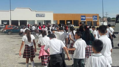 Simulacro. Aprovechando que los niños fueron a una función de cine, se llevó a cabo un simulacro de evacuación. (CORTESÍA)