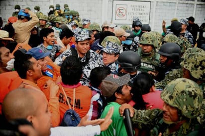 Confrontación. Trabajadores y familiares de lesionados se enfrentaron a elementos militares.