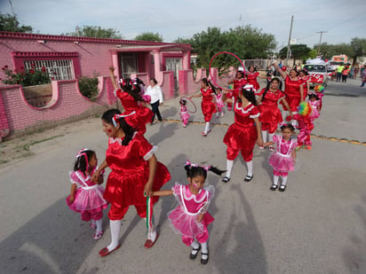 Fiesta. El desfile recorrió las principales calles y participó un nutrido grupo de personas. 