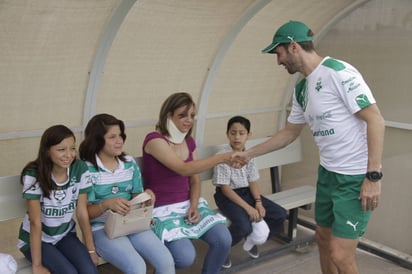 La aficionada santista tuvo la oportunidad de saludar a Luis Zubeldía, su cuerpo técnico y todos los jugadores del equipo. 