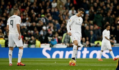 Karim Benzema (i) y Cristiano Ronaldo no jugarán hoy en el duelo entre Real Madrid y la Real Sociedad. Los madridistas confían en que al menos 'CR7' reaparezca el miércoles ante Manchester City en la Champions. (EFE)