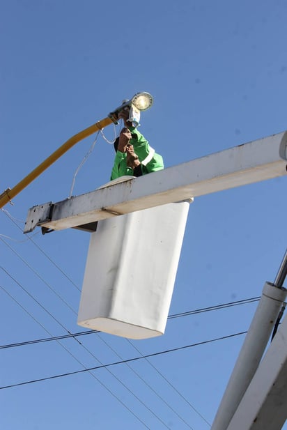 Avances. Siguen trabajando en la rehabilitación de calles y reposición del alumbrado. (EL SIGLO DE TORREÓN) 