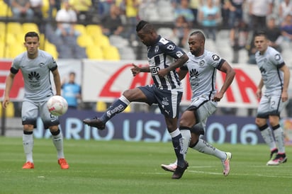 Monterrey y América, primero y segundo lugar en la tabla general, respectivamente, empataron ayer a tres goles en el estadio Azteca. (Jam Media)