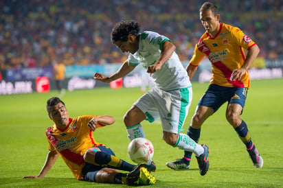 Un torneo del sufrimiento a la alegría vivió Morelia, que de evitar el descenso calificó a la liguilla del Clausura 2016 de la Liga MX, tras vencer anoche 3-2 a Santos Laguna. (Jam Media)