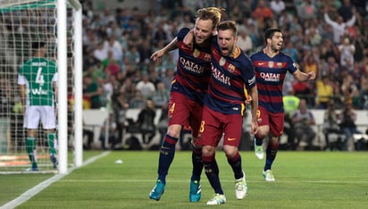 El centrocampista croata del Barcelona Ivan Rakitic (i) celebra con su compañero, el defensa Jordi Alba (d), el primer gol del equipo frente al Betis durante el partido de Liga. (EFE)