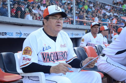 El chihuahuense Mario Mendoza no recibió oportunidad de enderezar el rumbo con Vaqueros, al ser cesado por la directiva naranja. (Archivo)