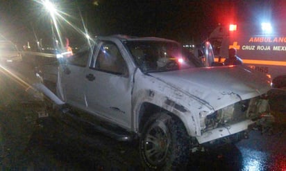 Aparatoso. Los cuerpos de rescate acudieron en auxilio del conductor que volcó sobre puente.