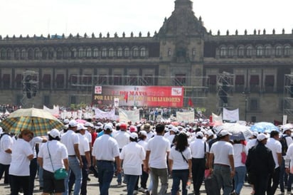 Durante un mitin en el Zócalo de la Ciudad de México, miembros del CT coincidieron en la importancia de avanzar en mejores condiciones de vida para los obreros del país. (TWITTER)
