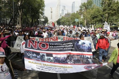 La marcha procedente del Ángel de Independencia se integró al mitin en el Zócalo. (EL UNIVERSAL)