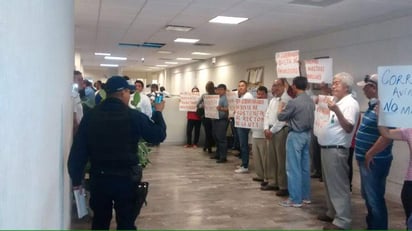 Autoridades de la Junta Local de Conciliación y Arbitraje solicitaron dialogar con los manifestantes para escucharlos y ver las alternativas de solución. (EL SIGLO DE TORREÓN)

