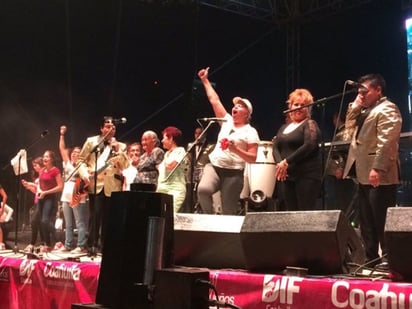 La explanada de la Plaza Mayor de Torreón fue el escenario en el que Lupita, Esmeralda, Roberto, Érick, Elías, Jorge, Alfredo y demás músicos actuaron ante 85 mil personas, según la cifra oficial. (EL SIGLO DE TORREÓN)