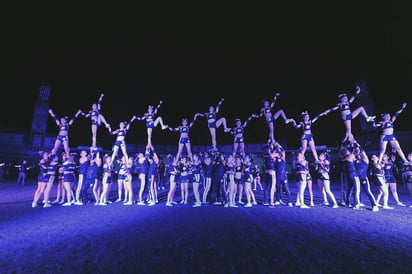 La academia lagunera de porristas Golden Stars Academy llevó a cabo vistosas rutinas que cautivaron a los asistentes a la ceremonia de inauguración. 