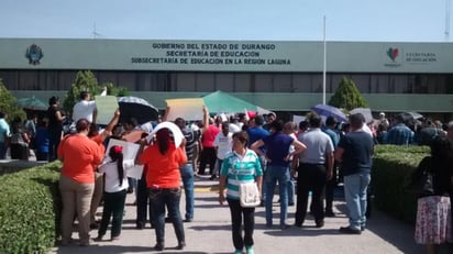 Los quejosos, argumentaron que después de más de seis meses que se jubilaron algunos docentes, estos no han recibido una parte de sus liquidaciones. (EL SIGLO DEL TORREÓN)