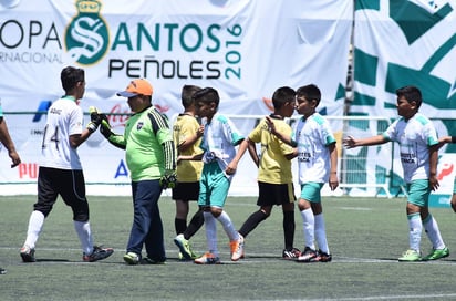 Aunque es una competencia, siempre reina el ambiente de camaradería entre los pequeños jugadores.