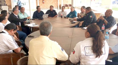 Refuerzo. Mandos de corporaciones de seguridad pública y directivos del Santos Laguna se reunieron ayer en el TSM. (EL SIGLO DE TORREÓN)