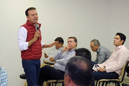 Reunión. El candidato escuchó inquietudes de constructores en temas como la seguridad, la obra pública y otros.