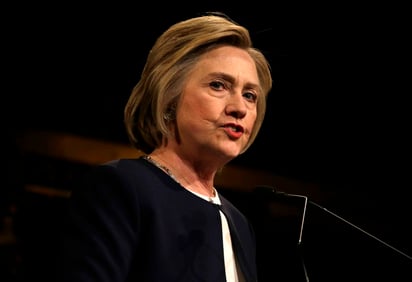 Clinton criticó a Trump por reiterar sus controvertidos planes para deportar a millones de inmigrantes, construir un nuevo muro en la frontera y eliminar las ordenes ejecutivas del presidente Barack Obama. (ARCHIVO)