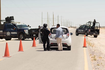 Operativo. Agentes federales resguardan el camino que conduce al Cefereso número 9.