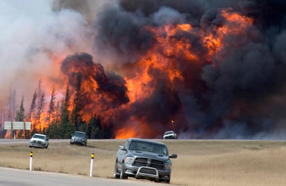 Incontrolable. Varias hectáreas de bosque han sido consumidos por el impresionante incendio que está afectando al norte de Canadá.