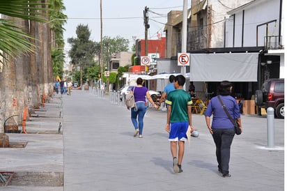 Desobedecen. En el Paseo Morelos, ya se colocaron los señalamientos donde se prohíbe el estacionamiento, pero no se respetan. Además los vehículos pasan con velocidad superior a los 30 kilómetros. (EL SIGLO DE TORREÓN)