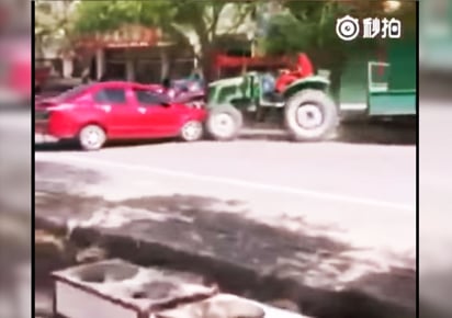 El tractor 'no tuvo piedad' de los autos mal estacionados. (YOUTUBE)