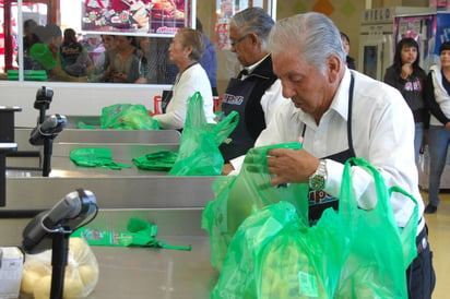 Demanda. Centros comerciales piden más adultos mayores como empacadores. (ARCHIVO)