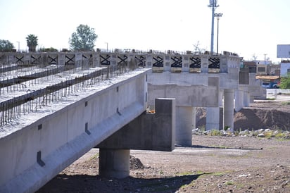 Valoración. Representantes de Obras Públicas de Gómez Palacio y Torreón se reunieron para acordar los volúmenes de obra que se realizarán en el paso superior Falcón-Lázaro Cárdenas. (Fernando Compeán)