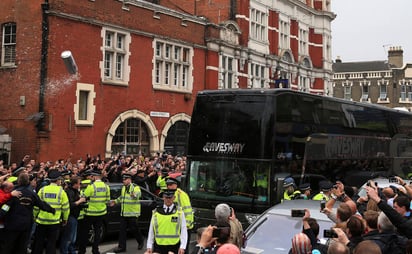 El club West Ham manifestó en un comunicado que 'trabajaremos con la policía para identificar a los responsables e inhabilitarlos de por vida'.