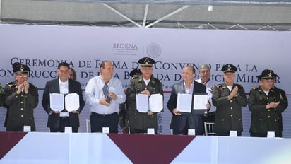 El secretario de la Defensa Nacional, Salvador Cienfuegos, y los gobernadores de Coahuila, Rubén Moreira; de Durango, Jorge Herrera, y de Chihuahua, César Duarte, firmaron ayer el convenio de colaboración para construir el cuartel.
