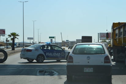 Desorden. Unidades de carga y coches se cruzan para pasar.  (ROBERTO ITURRIAGA) 