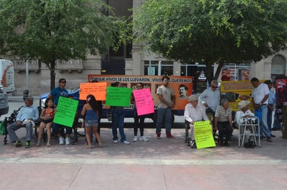 Movilización. Ayer, Día del Maestro, docentes adheridos a la CNTE se reunieron en la Plaza de Armas de esta ciudad. (ANGÉLICA SANDOVAL)