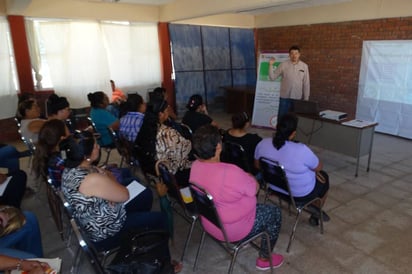 Capacitación. Las mujeres fueron capacitadas sobre el manejo de las microempresas. (CORTESÍA)