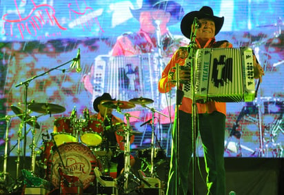 Tarde pero seguro. La agrupación norteña se presentó anoche dentro del festival ‘La Calle es de Todos’ en la Plaza Mayor. (ÉRICK SOTOMAYOR)