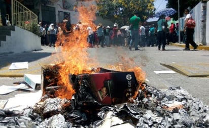 Los docentes salieron en marcha de la Glorieta Unidos por Guerrero y se dirigieron al lugar donde destruyeron equipo de cómputo, artículos de oficina, puertas y además quemaron papelería. (EL UNIVERSAL) 
