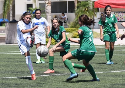 Los juegos en ambas ramas, se realizan de manera intensa en la cancha sintética del Instituto Británico de Torreón. (FOTOGRAFÍA: JESÚS GALINDO)