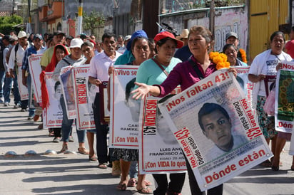 El encuentro se da luego de que la secretaria Claudia Ruiz Massieu sostuviera un diálogo con los familiares de los 43 estudiantes de la Escuela Normal Rural “Raúl Isidro Burgos' el pasado jueves 19 de mayo. (ARCHIVO)