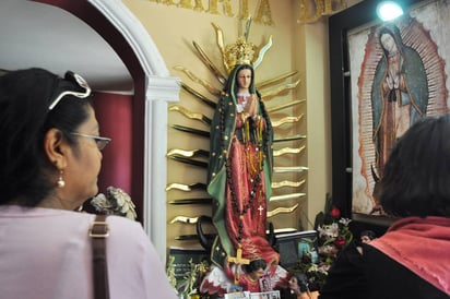 Fervor. Cientos de personas han acudido a conocer a la imagen de la Virgen de Guadalupe que llora. (GUADALUPE MIRANDA)