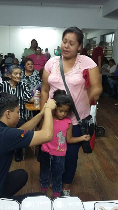 Entrega. Niños y adultos mayores fueron beneficiados con aparatos auditivos. (EL SIGLO DE TORREÓN)