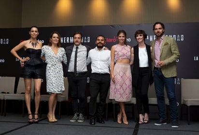 Parte del elenco. Los actores Olga Segura, Claudette Maille, Andrés Almedia, Noé Hernández, Stephanie Cayo, Paz Vega y Manolo Cardona participan en la presentación de la serie La hermandad en la Ciudad de México ante los medios de comunicación.