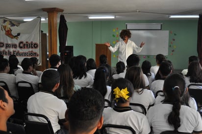 Prevención. La Sejuve llevó hasta la preparatoria México un monólogo sobre Sexualidad Responsable. (GUADALUPE MIRANDA)