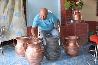 Para poder elaborar sus maceteros, acude a las vulcanizadoras y compra las llantas en 30 y 50 pesos, aparte la pintura y demás materiales, en promedio invierte 100 pesos.