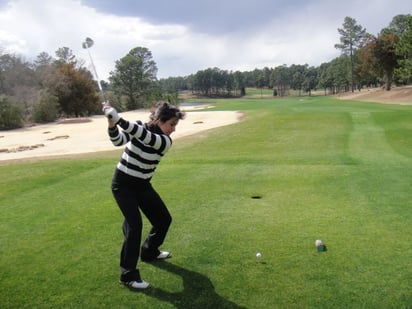 La golfista surgida del Campestre Torreón y becada por este deporte en la Universidad de Campbell en Carolina del Norte, totalizó 137 golpes (7 abajo del par de campo) durante la clasificación regional. 