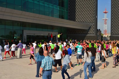 Más de 400 personas se dieron cita en la explanada de la presidencia municipal. (EL SIGLO DE TORREÓN) 