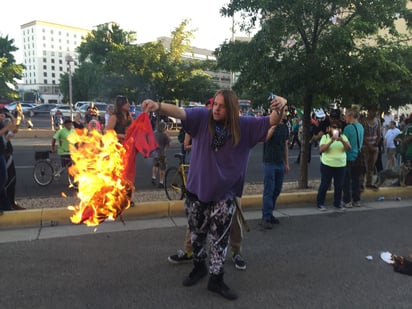 La violencia se desató cerca del sitio donde ocurrieron hace dos años tumultuosas protestas contra la policía, detonadas por acusaciones de excesivo uso de la fuerza por parte de agentes. (AP)
