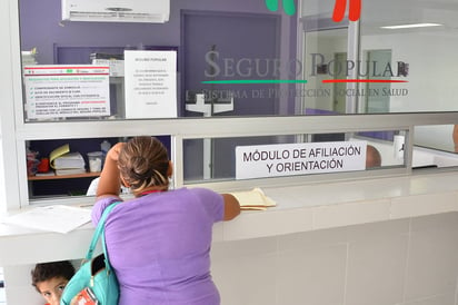 Gasto. Seguro Popular entrega vales para canjear por medicamento que no surten en hospitales. Han gastado 1.5 millones en este año. (EL SIGLO DE TORREÓN)